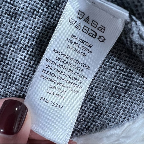 Tahari Gray Black Animal Print Rolled Sleeve Woman’s Sweater Size Medium - Picture 6 of 10